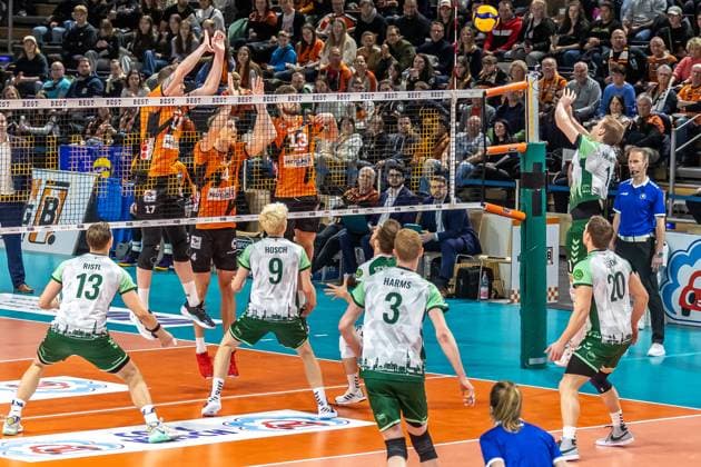 14 02 2024, Berlin, Volleyball 1 Bundesliga, Men, Matchday 19, BR Volleys FT 1844 Freiburg, Max Schmeling Halle Luc Hartmann r l of FT 1844 Freiburg plays the ball against the block of Ruben Schott, Timo Tammemaa and Marek Sotola BR Volleys FT 1844 Freiburg