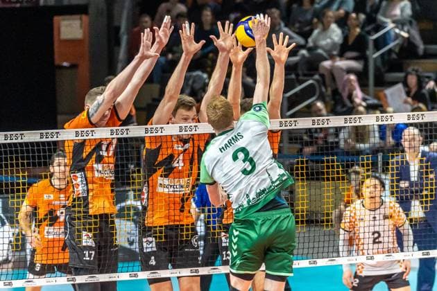 14 02 2024, Berlin, Volleyball 1 Bundesliga, Men, Matchday 19, BR Volleys FT 1844 Freiburg, Max Schmeling Halle Yannick Harms r l of FT 1844 Freiburg plays the ball against the block of Berlins Timo Tammemaa and Marek Sotola BR Volleys FT 1844 Freiburg