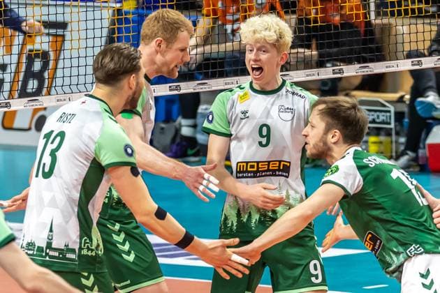 14 02 2024, Berlin, Volleyball 1 Bundesliga, Men, Matchday 19, BR Volleys FT 1844 Freiburg, Max Schmeling Halle Pascal Ristl from FT 1844 Freiburg and teammates cheer after BR Volleys FT 1844 Freiburg win a point