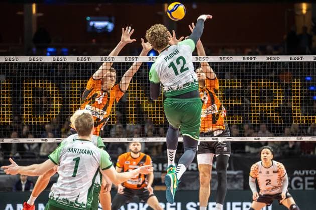 14 02 2024, Berlin, Volleyball 1 Bundesliga, Men, Matchday 19, BR Volleys FT 1844 Freiburg, Max Schmeling Halle Randy Deweese M of FT 1844 Freiburg plays the ball against Berlins block of Timo Tammemaa and Timothee Carle r BR Volleys FT 1844 Freiburg