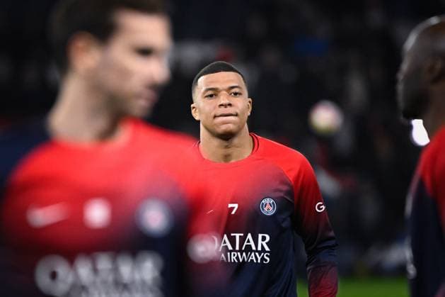Kylian Mbappe ( 7 - PSG ) warms up prior to the UEFA Champions League match between PSG and Real Sociedad at Parc Des Princes on February 14, 2024 in Paris, France. ( Photo by federico pestellini panoramic ) - FOOTBALL : Paris Saint Germain vs Real Sociedad - Ligue des Champions - 14 02 2024 FedericoPestellini Panoramic 