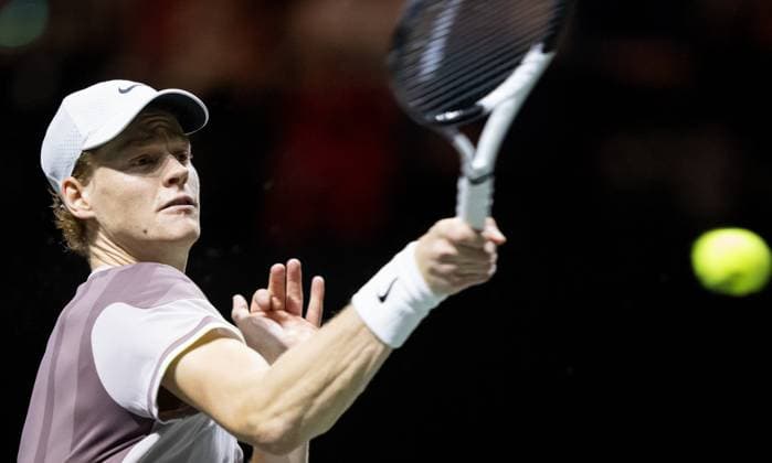 ROTTERDAM - Jannik Sinner (ITA) in action against Botic van de Zandschulp on the third day of the ABN AMRO Open tennis tournament in Ahoy. ANP SANDER KONING Third day 2024 xVIxANPxSportx xxANPxIVx 491123343 originalFilename: 491123343.jpg