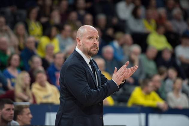 GER, Basketball, easy Credit BBL, EWE Baskets Oldenburg vs HAKRO Merlins Crailsheim 14 02 2024, EWE Arena, Oldenburg, GER, easy Credit BBL, EWE Baskets Oldenburg vs HAKRO Merlins Crailsheim, in the picture Jussi LAAKSO HAKRO Merlins Crailsheim Headcoach Coach cheering on his boys nphxgmbhx xRojahn nph00310