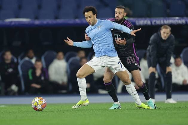 UEFA Champions League SS Lazio vs Bayern Munich Lazio s Brazilian forward Felipe Anderson challenges for the ball with Bayern Munich s Moroccan defender Noussair Mazraoui during the UEFA Champions League Round of 16, first-leg football match between SS Lazio vs Bayern Munich in Rome, on February 14, 2024. ABPH6618 Copyright: xAntonioxBalascox