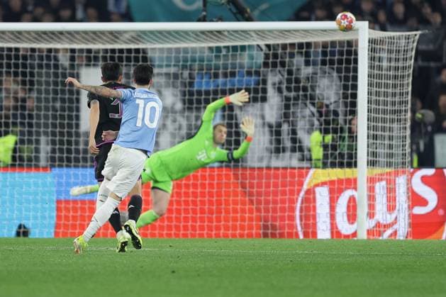 UEFA Champions League SS Lazio vs Bayern Munich Lazio™s Spanish midfielder Luis Alberto controls the ball during the UEFA Champions League Round of 16, first-leg football match between SS Lazio vs Bayern Munich in Rome, on February 14, 2024. ABPH6654 Copyright: xAntonioxBalascox