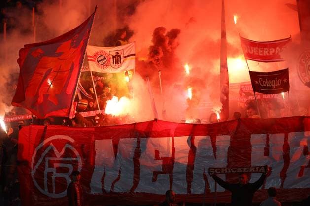 Sport Bilder des Tages UEFA CHAMPIONS LEAGUE 2023-2024 - Round 16 - SS Lazio vs Bayern Munchen, Olympic Stadium in Rome Rome, Italy 14.2.2024: fans waving flags and smoke bombs in the stands during the Uefa Champions League 2023-2024, round of 16 football match SS Lazio vs FC Bayern Mucnhen at Olympic Stadium in Rome. Rome Olympic italy italy Copyright: xmarcoxiacobucci