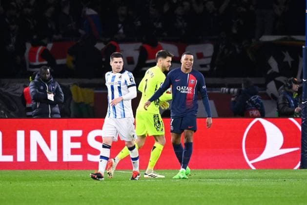 Alejandro Remiro ( 1 - Real Sociedad ) - Kylian Mbappe ( 7 - PSG ) and Ander Barrenetxea ( 7 - Real Sociedad ) during the UEFA Champions League match between PSG and Real Sociedad at Parc Des Princes on February 14, 2024 in Paris, France. ( Photo by federico pestellini panoramic ) - FOOTBALL : Paris Saint Germain vs Real Sociedad - Ligue des Champions - 14 02 2024 FedericoPestellini Panoramic 