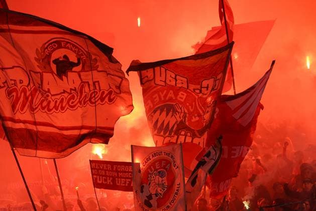 UEFA CHAMPIONS LEAGUE 2023-2024 - Round 16 - SS Lazio vs Bayern Munchen, Olympic Stadium in Rome Rome, Italy 14.2.2024: fans waving flags and smoke bombs in the stands during the Uefa Champions League 2023-2024, round of 16 football match SS Lazio vs FC Bayern Mucnhen at Olympic Stadium in Rome. Rome Olympic italy italy Copyright: xmarcoxiacobucci