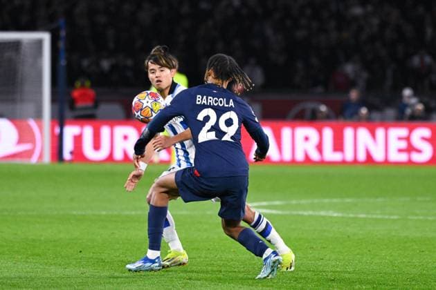 Takefusa Kubo ( 14 - Real Sociedad ) and Bradley Barcola ( 29 - PSG ) during the UEFA Champions League match between PSG and Real Sociedad at Parc Des Princes on February 14, 2024 in Paris, France. ( Photo by federico pestellini panoramic ) - FOOTBALL : Paris Saint Germain vs Real Sociedad - Ligue des Champions - 14 02 2024 FedericoPestellini Panoramic 