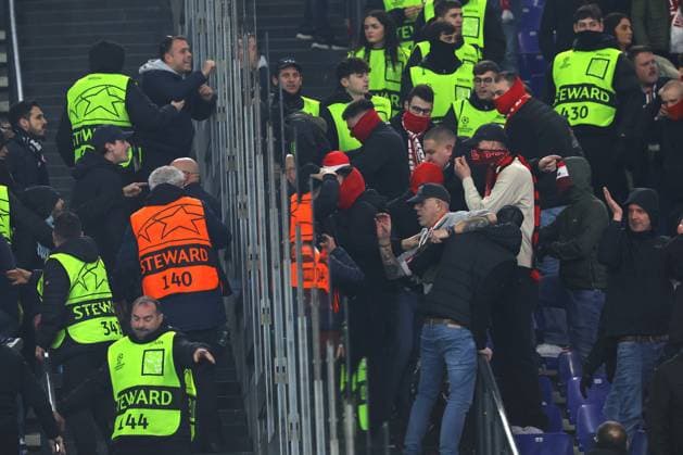 Sport Bilder des Tages UEFA CHAMPIONS LEAGUE 2023-2024 - Round 16 - SS Lazio vs Bayern Munchen, Olympic Stadium in Rome Rome, Italy 14.2.2024: incidents between fans before the Uefa Champions League 2023-2024, round of 16 football match SS Lazio vs FC Bayern Mucnhen at Olympic Stadium in Rome. Rome Olympic italy italy Copyright: xmarcoxiacobucci