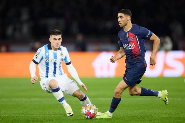 Paris Saint-Germain v Real Sociedad: Round of 16 Leg One - UEFA Champions League 2023 2024 Ander Barrenetxea of Real Sociedad competes for the ball with Achraf Hakimi of Paris Saint-Germain during the UEFA Champions League match between Paris Saint-Germain and Real Sociedad at Parc des Princes on February 14, 2024, in Paris, France. Paris Parc des Princes Paris France RL_PSGvRSO_038 Copyright: xRicardoxLarreinax