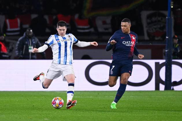 Igor Zubeldia ( 5 - Real Sociedad ) and Kylian Mbappe ( 7 - PSG ) during the UEFA Champions League match between PSG and Real Sociedad at Parc Des Princes on February 14, 2024 in Paris, France. ( Photo by federico pestellini panoramic ) - FOOTBALL : Paris Saint Germain vs Real Sociedad - Ligue des Champions - 14 02 2024 FedericoPestellini Panoramic 