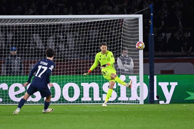 Alejandro Remiro ( 1 - Real Sociedad ) during the UEFA Champions League match between PSG and Real Sociedad at Parc Des Princes on February 14, 2024 in Paris, France. ( Photo by federico pestellini panoramic ) - FOOTBALL : Paris Saint Germain vs Real Sociedad - Ligue des Champions - 14 02 2024 FedericoPestellini Panoramic 