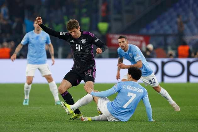 February 14, 2024, Rome, Lazio, Italy: Thomas MoÂ¼ller of Bayern Felipe Anderson of Lazio during the UEFA Champions League round of 16 first leg match between SS Lazio and FC Bayern at Stadio Olimpico on February 14, 2024 in Rome, Italy. Rome Italy - ZUMAl131 20240214_zsp_l131_002 Copyright: xCiroxDexLucax