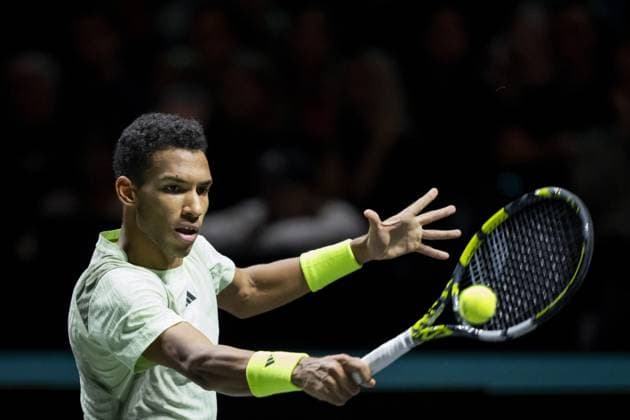ROTTERDAM - Felix Auger-Aliassime (CAN) in action against Andrey Rublev (RUS) on the third day of the ABN AMRO Open tennis tournament in Ahoy. ANP SANDER KONING Third day 2024 xVIxANPxSportx xxANPxIVx 491128126 originalFilename: 491128126.jpg