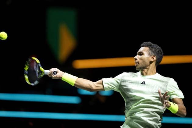 ROTTERDAM - Felix Auger-Aliassime (CAN) in action against Andrey Rublev (RUS) on the third day of the ABN AMRO Open tennis tournament in Ahoy. ANP SANDER KONING Third day 2024 xVIxANPxSportx xxANPxIVx 491128136 originalFilename: 491128136.jpg