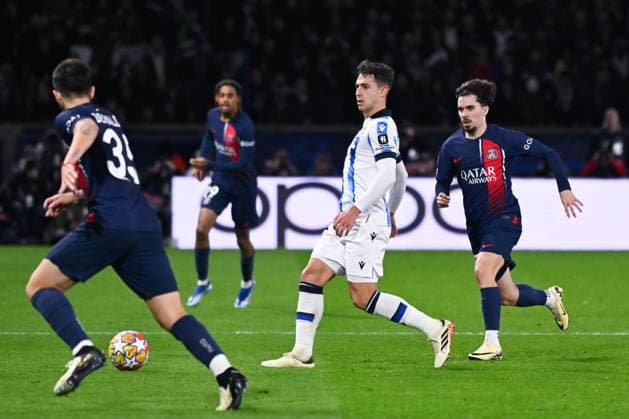 Brais MÃ ndez ( 23 - Real Sociedad ) and Vitinha Vitor Machado ( 17 - PSG ) during the UEFA Champions League match between PSG and Real Sociedad at Parc Des Princes on February 14, 2024 in Paris, France. ( Photo by federico pestellini panoramic ) - FOOTBALL : Paris Saint Germain vs Real Sociedad - Ligue des Champions - 14 02 2024 FedericoPestellini Panoramic 