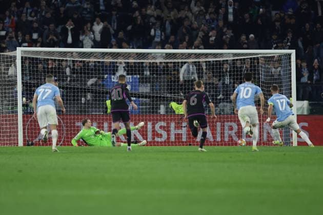 UEFA Champions League SS Lazio vs Bayern Munich Lazio™s Italian forward Ciro Immobile scores against Bayern Munich s German goalkeeper Manuel Neuer on penalty kick during the UEFA Champions League Round of 16, first-leg football match between SS Lazio vs Bayern Munich in Rome, on February 14, 2024. ABPH9574 Copyright: xAntonioxBalascox