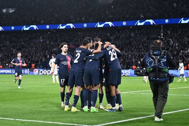 Bradley Barcola ( 29 - PSG ) celebrates with teammates during the UEFA Champions League match between PSG and Real Sociedad at Parc Des Princes on February 14, 2024 in Paris, France. ( Photo by federico pestellini panoramic ) - FOOTBALL : Paris Saint Germain vs Real Sociedad - Ligue des Champions - 14 02 2024 FedericoPestellini Panoramic 