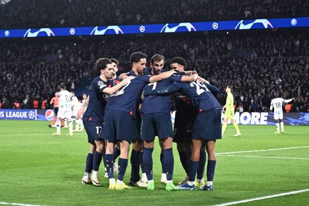 Bradley Barcola ( 29 - PSG ) celebrates with teammates during the UEFA Champions League match between PSG and Real Sociedad at Parc Des Princes on February 14, 2024 in Paris, France. ( Photo by federico pestellini panoramic ) - FOOTBALL : Paris Saint Germain vs Real Sociedad - Ligue des Champions - 14 02 2024 FedericoPestellini Panoramic 