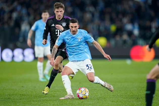 Danilo Cataldi of SS Lazio competes for the ball with Thomas Muller of FC Bayern Munchen during the Uefa Champions League match between SS Lazio and FC Bayern Munchen at Stadio Olimpico Rome Italy on 14 February 2024. Rome Stadio Olimpico Rome Italy Copyright: xPhotoxSportxPicsx SP24-849-042