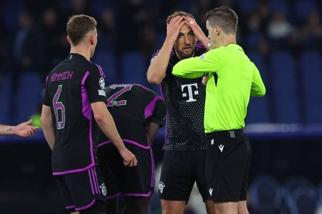 UEFA CHAMPIONS LEAGUE 2023-2024 - Round 16 - SS Lazio vs Bayern Munchen, Olympic Stadium in Rome Rome, Italy 14.2.2024: Harry Kane of Bayern Munchen protest with referee Francois Letexier during the Uefa Champions League 2023-2024, round of 16 football match SS Lazio vs FC Bayern Mucnhen at Olympic Stadium in Rome. Rome Olympic italy italy Copyright: xmarcoxiacobucci