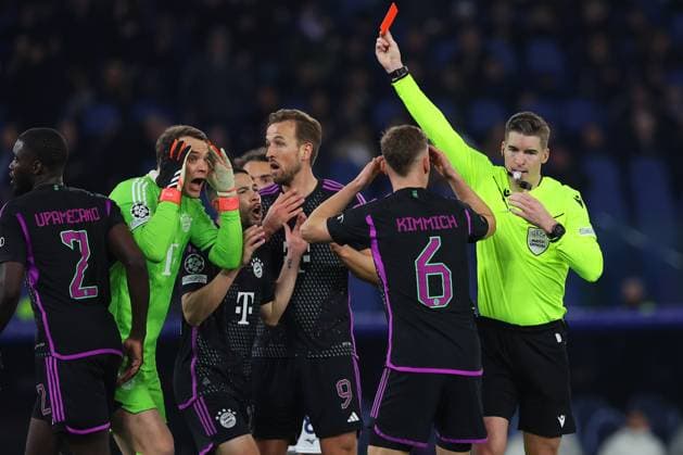 UEFA CHAMPIONS LEAGUE 2023-2024 - Round 16 - SS Lazio vs Bayern Munchen, Olympic Stadium in Rome Rome, Italy 14.2.2024: referee Francois Letexierin extract red card for Dayot Upamecano of Bayern Munchen during the Uefa Champions League 2023-2024, round of 16 football match SS Lazio vs FC Bayern Mucnhen at Olympic Stadium in Rome. Rome Olympic italy italy Copyright: xmarcoxiacobucci