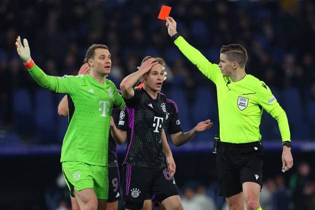 Sport Bilder des Tages UEFA CHAMPIONS LEAGUE 2023-2024 - Round 16 - SS Lazio vs Bayern Munchen, Olympic Stadium in Rome Rome, Italy 14.2.2024: referee Francois Letexierin extract red card for Dayot Upamecano of Bayern Munchen during the Uefa Champions League 2023-2024, round of 16 football match SS Lazio vs FC Bayern Mucnhen at Olympic Stadium in Rome. Rome Olympic italy italy Copyright: xmarcoxiacobucci