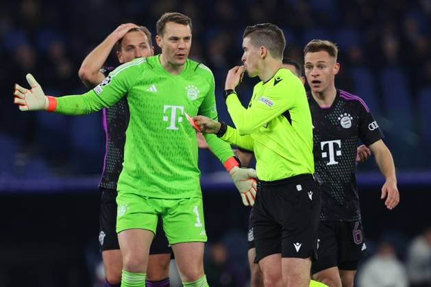 UEFA CHAMPIONS LEAGUE 2023-2024 - Round 16 - SS Lazio vs Bayern Munchen, Olympic Stadium in Rome Rome, Italy 14.2.2024: referee Francois Letexierin extract red card for Dayot Upamecano of Bayern Munchen during the Uefa Champions League 2023-2024, round of 16 football match SS Lazio vs FC Bayern Mucnhen at Olympic Stadium in Rome. Rome Olympic italy italy Copyright: xmarcoxiacobucci