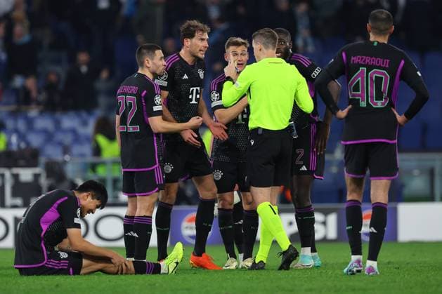 UEFA CHAMPIONS LEAGUE 2023-2024 - Round 16 - SS Lazio vs Bayern Munchen, Olympic Stadium in Rome Rome, Italy 14.2.2024: Bayern protest with referee Francois Letexier during the Uefa Champions League 2023-2024, round of 16 football match SS Lazio vs FC Bayern Mucnhen at Olympic Stadium in Rome. Rome Olympic italy italy Copyright: xmarcoxiacobucci