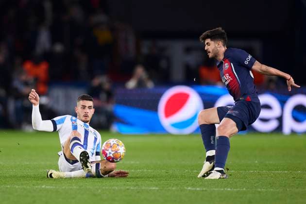 Paris Saint-Germain v Real Sociedad: Round of 16 Leg One - UEFA Champions League 2023 2024 Andre Silva of Real Sociedad competes for the ball with Lucas Beraldo of Paris Saint-Germain during the UEFA Champions League match between Paris Saint-Germain and Real Sociedad at Parc des Princes on February 14, 2024, in Paris, France. Paris Parc des Princes Paris France RL_PSGvRSO_116 Copyright: xRicardoxLarreinax