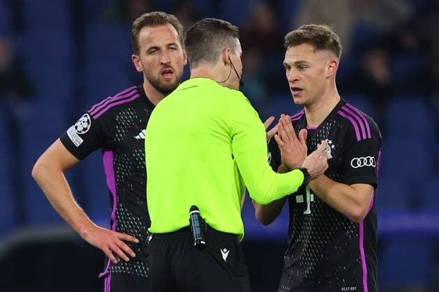 UEFA CHAMPIONS LEAGUE 2023-2024 - Round 16 - SS Lazio vs Bayern Munchen, Olympic Stadium in Rome Rome, Italy 14.2.2024: Bayern protest with referee Francois Letexier during the Uefa Champions League 2023-2024, round of 16 football match SS Lazio vs FC Bayern Mucnhen at Olympic Stadium in Rome. Rome Olympic italy italy Copyright: xmarcoxiacobucci