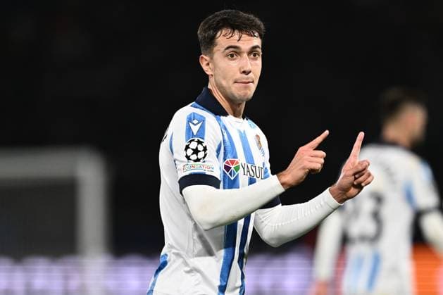 PARIS, FRANCE - FEBRUARY 14: Martin Zubimendi of Real Sociedad during the UEFA Champions League 2023 24 round of 16 first leg match between Paris Saint-Germain and Real Sociedad at Parc des Princes on February 14, 2024 in Paris, Paris Saint-Germain v Real Sociedad: Round of 16 First Leg - UEFA Champions League 2023 24 Copyright: xSebastianxFrejx