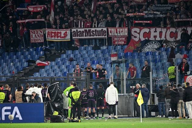 Rome, Stadio Olimpico, 14 02 24, GER, Men, UEFA Champions League, Season 2023 2024, Lazio Rom FC Bayern Muenchen Picture FC Bayern players in the fan curve after the defeat Only for editorial use UEFA regulations prohibit any use of photographs as image sequences and or quasi video Italy