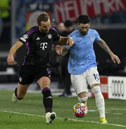 (240215) -- ROME, Feb. 15, 2024 -- Bayern Munich s Harry Kane (L) vies with Lazio s Luis Alberto during the UEFA Champions League Round of 16 1st Leg match between Lazio and Bayern Munich in Rome, Italy, Feb.14, 2024. (Photo by Xinhua) (SP)ITALY-ROME-FOOTBALL-UEFA CHAMPIONS LEAGUE-ROUND OF 16-LAZIO VS BAYERN MUNICH AugustoxCasasoli 