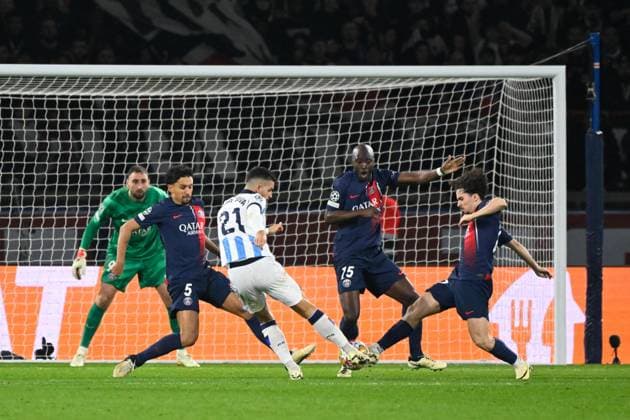 Andre Silva ( 21 - Real Sociedad ) and Gianluigi Donnarumma ( 99 - PSG ) during the UEFA Champions League match between PSG and Real Sociedad at Parc Des Princes on February 14, 2024 in Paris, France. ( Photo by federico pestellini panoramic ) - FOOTBALL : Paris Saint Germain vs Real Sociedad - Ligue des Champions - 14 02 2024 FedericoPestellini Panoramic 