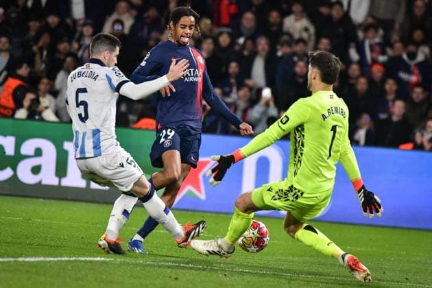 Champions League - PSG v Real Sociedad Paris Saint-Germain s forward Bradley Barcola (C) tries to score a goal during the UEFA Champions League football match between Paris Saint-Germain and Real Sociedad at the Parc des Princes stadium in Paris, France on February 14, 2024. Photo by Firas Abdullah ABACAPRESS.COM Paris Ã?le-de-France France  Copyright: xAbdullahxFiras ABACAx
