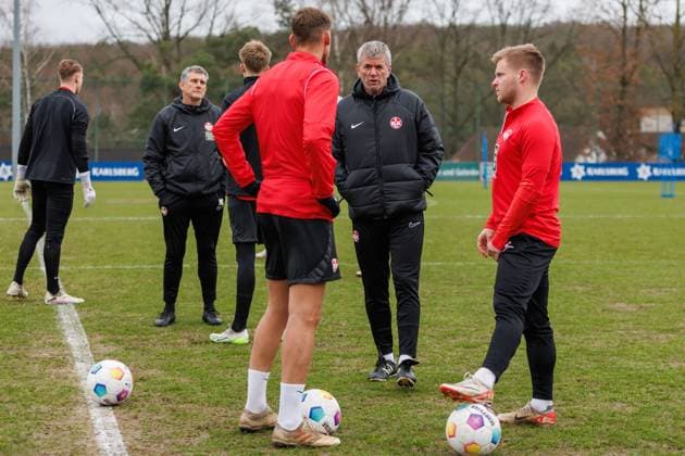 Friedhelm Funkel Coach 1 FC Kaiserslautern with Kevin Kraus 1 FC Kaiserslautern and Jean Zimmer 1 FC Kaiserslautern , Training, 1 FC Kaiserslautern , Football, 2 Bundesliga, Season 2023 2024, 14 02 2024 Friedhelm Funkel Coach 1 FC Kaiserslautern , Training, 1 FC Kaiserslautern , Football, 2 Bundesliga, Season 2023 2024, 14 02 2024 Kaiserslautern Copyright: xEibner-Pressefoto AlexanderxNeisx EP_ANS