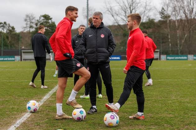 Friedhelm Funkel Coach 1 FC Kaiserslautern with Kevin Kraus 1 FC Kaiserslautern and Jean Zimmer 1 FC Kaiserslautern , Training, 1 FC Kaiserslautern , Football, 2 Bundesliga, Season 2023 2024, 14 02 2024 Friedhelm Funkel Coach 1 FC Kaiserslautern , Training, 1 FC Kaiserslautern , Football, 2 Bundesliga, Season 2023 2024, 14 02 2024 Kaiserslautern Copyright: xEibner-Pressefoto AlexanderxNeisx EP_ANS