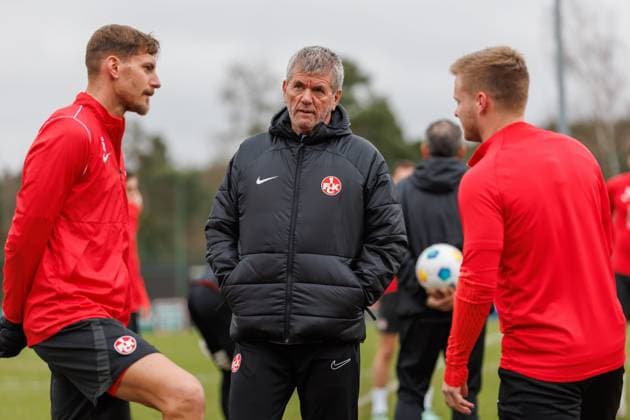 Friedhelm Funkel Coach 1 FC Kaiserslautern with Kevin Kraus 1 FC Kaiserslautern and Jean Zimmer 1 FC Kaiserslautern , Training, 1 FC Kaiserslautern , Football, 2 Bundesliga, Season 2023 2024, 14 02 2024 Friedhelm Funkel Coach 1 FC Kaiserslautern , Training, 1 FC Kaiserslautern , Football, 2 Bundesliga, Season 2023 2024, 14 02 2024 Kaiserslautern Copyright: xEibner-Pressefoto AlexanderxNeisx EP_ANS