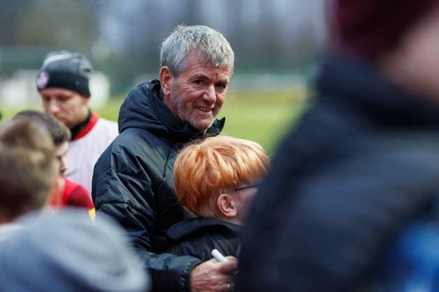 Friedhelm Funkel Coach 1 FC Kaiserslautern with fans, Training, 1 FC Kaiserslautern , Football, 2 Bundesliga, Season 2023 2024, 14 02 2024 Friedhelm Funkel Coach 1 FC Kaiserslautern , Training, 1 FC Kaiserslautern , Football, 2 Bundesliga, Season 2023 2024, 14 02 2024 Kaiserslautern Copyright: xEibner-Pressefoto AlexanderxNeisx EP_ANS