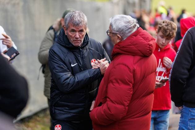 Friedhelm Funkel Coach 1 FC Kaiserslautern with fans, Training, 1 FC Kaiserslautern , Football, 2 Bundesliga, Season 2023 2024, 14 02 2024 Friedhelm Funkel Coach 1 FC Kaiserslautern , Training, 1 FC Kaiserslautern , Football, 2 Bundesliga, Season 2023 2024, 14 02 2024 Kaiserslautern Copyright: xEibner-Pressefoto AlexanderxNeisx EP_ANS