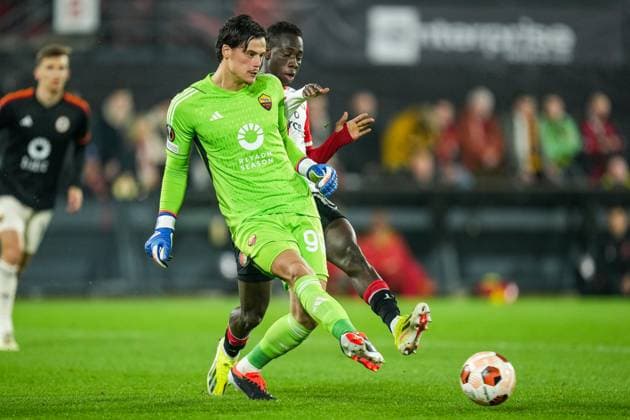UEFA Europa League: Feyenoord v AS Roma Rotterdam - AS Roma goalkeeper Mile Svilar, Yankuba Minteh of Feyenoord during the 1st leg of the UEFA Europa League Knockout Round Play-offs between Feyenoord v AS Roma at Stadion Feijenoord De Kuip on 15 February 2024 in Rotterdam, The Netherlands. Copyright: xYannickxVerhoevenx