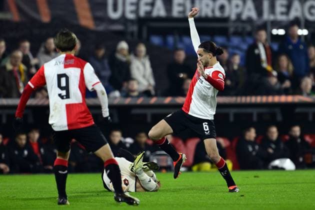 ROTTERDAM - (l-r) Nicola Zalewski of AS Roma, Ramiz Zerrouki of Feyenoord during the UEFA Europa League play-off match between Feyenoord and AS Roma at Feyenoord Stadion de Kuip on February 15, 2024 in Rotterdam, Netherlands. ANP OLAF KRAAK UEFA Europa League - Play-offs First leg 2022 2023 xVIxANPxSportx xxANPxIVx 491190591 originalFilename: 491190591.jpg