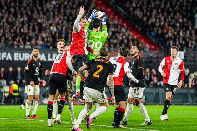 UEFA Europa League: Feyenoord v AS Roma Rotterdam - AS Roma goalkeeper Mile Svilar during the 1st leg of the UEFA Europa League Knockout Round Play-offs between Feyenoord v AS Roma at Stadion Feijenoord De Kuip on 15 February 2024 in Rotterdam, The Netherlands. Copyright: xYannickxVerhoevenx