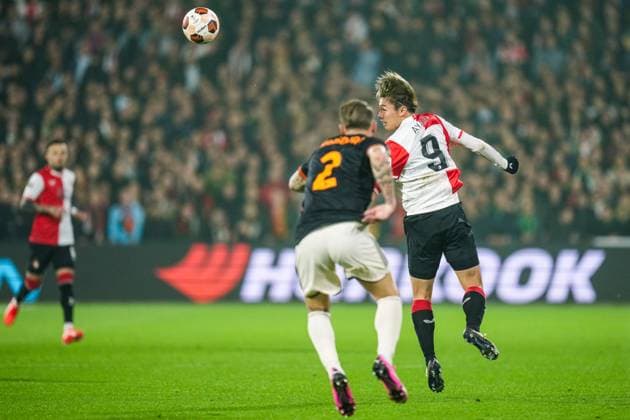 Sport Bilder des Tages UEFA Europa League: Feyenoord v AS Roma Rotterdam - Rick Karsdorp of AS Roma, Ayase Ueda of Feyenoord during the 1st leg of the UEFA Europa League Knockout Round Play-offs between Feyenoord v AS Roma at Stadion Feijenoord De Kuip on 15 February 2024 in Rotterdam, The Netherlands. Copyright: xYannickxVerhoevenx