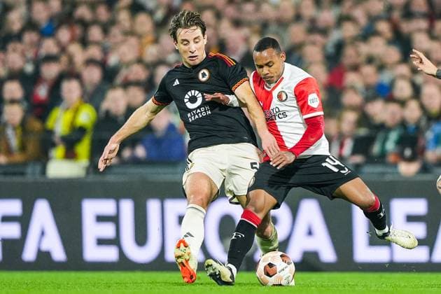 UEFA Europa League: Feyenoord v AS Roma Rotterdam - Edoardo Bove of AS Roma, Igor Paixao of Feyenoord during the 1st leg of the UEFA Europa League Knockout Round Play-offs between Feyenoord v AS Roma at Stadion Feijenoord De Kuip on 15 February 2024 in Rotterdam, The Netherlands. Copyright: xTomxBodex
