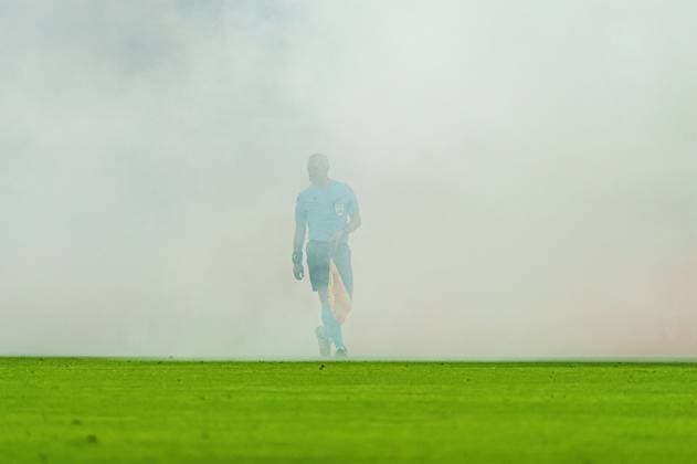 Line referee in the fog of pyrotechnics Begalo Fans Ultras Olympique de Marseille GER, Shakhtar Donetsk vs Olympique de Marseille, Football, Europa League, Play offs, Season 2023 2024, 15 02 2024 GER, Shakhtar Donetsk vs Olympique de Marseille, Football, Europa League, Play offs, Season 2023 2024, 15 02 2024 Hamburg Copyright: xEibner-Pressefoto MarcelxvonxFehrnx EP_MFN