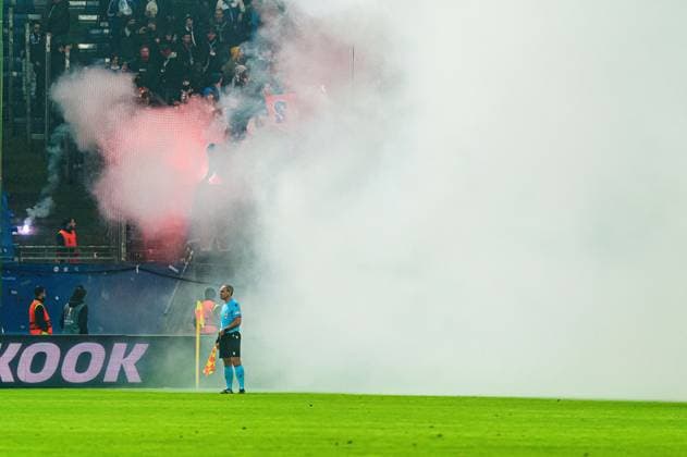 Line referee in the fog of pyrotechnics Begalo Fans Ultras Olympique de Marseille GER, Shakhtar Donetsk vs Olympique de Marseille, Football, Europa League, Play offs, Season 2023 2024, 15 02 2024 GER, Shakhtar Donetsk vs Olympique de Marseille, Football, Europa League, Play offs, Season 2023 2024, 15 02 2024 Hamburg Copyright: xEibner-Pressefoto MarcelxvonxFehrnx EP_MFN