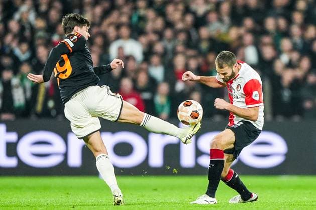 UEFA Europa League: Feyenoord v AS Roma Rotterdam - Nicola Zalewski of AS Roma, Bart Nieuwkoop of Feyenoord during the 1st leg of the UEFA Europa League Knockout Round Play-offs between Feyenoord v AS Roma at Stadion Feijenoord De Kuip on 15 February 2024 in Rotterdam, The Netherlands. Copyright: xTomxBodex